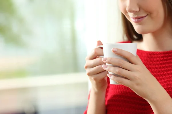 Gros Plan Une Femme Détendue Tenant Une Tasse Café Maison — Photo