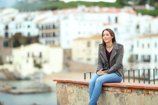 Ontspannen Vrouw Overweegt Oceaan Van Een Richel Een Kustplaats Vakantie — Stockfoto