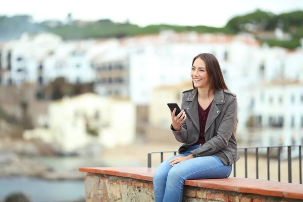 Happy Woman Holding Smart Phone Contemplating Views Sitting Ledge Vacation — Stock Photo, Image