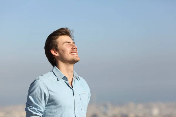 快乐的男人在城郊深深地呼吸着新鲜空气 — 图库照片