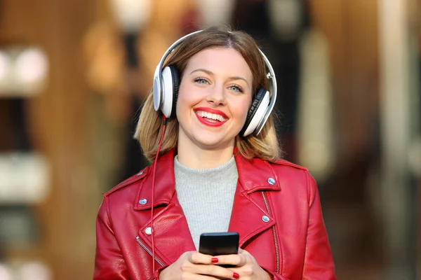 Visão Frontal Retrato Uma Menina Moda Feliz Ouvindo Música Telefone — Fotografia de Stock