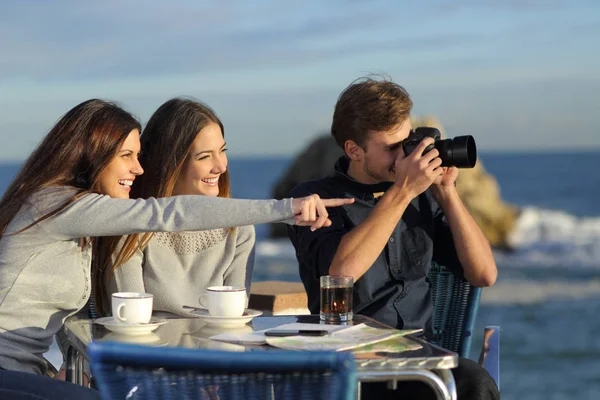 Three Happy Tourists Taking Photos Coffee Shop Beach Vacation — Stock Photo, Image