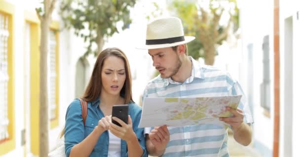 Turistas Irritados Alegando Falar Telefone Andando Direção Câmera Rua — Vídeo de Stock