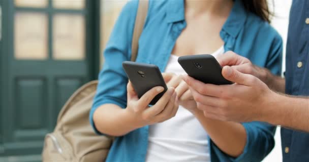 Close Mãos Amigos Compartilhando Conteúdo Telefones Inteligentes Sem Fio Rua — Vídeo de Stock