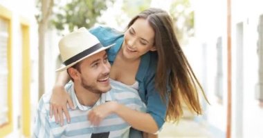 Turist tatile sokakta yürürken denetimi akıllı telefon şaka komik çift