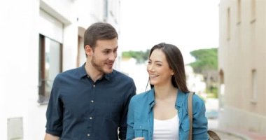 Mutlu çift ya da sokakta kameraya doğru yürüyüş konuşan arkadaşlar