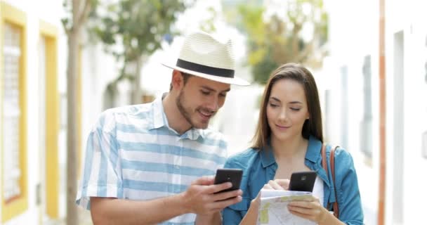 两个游客在街上度假时检查智能手机的正面肖像 — 图库视频影像