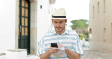 Kontrol konum tatile bir akıllı telefon sokakta yürüyen tek turist adam