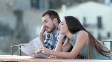 Vakit bir kasaba dairede tatile turist sıkılmış çift