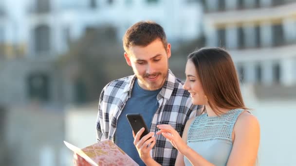 Deux Touristes Excités Trouver Des Offres Réservation Sur Téléphone Intelligent — Video