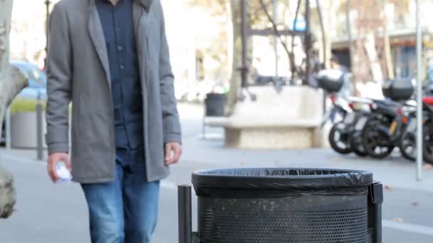 ゴミ箱に紙を投げる人間手のクローズ アップ — ストック動画