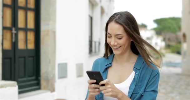 Mulher Feliz Andando Sozinha Mensagens Texto Celular Uma Rua Uma — Vídeo de Stock