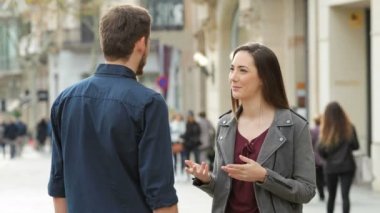 Anlaşma sokakta sonra mutlu erkek ve kadın el sıkışma