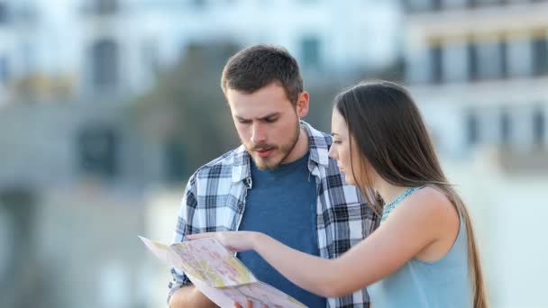 Casal Irritado Turistas Discutindo Sobre Localização Verificando Mapa Férias — Vídeo de Stock