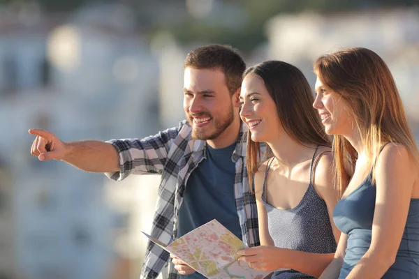 Groep Tevreden Toeristen Overweegt Uitzicht Vakantie Bij Zonsondergang — Stockfoto