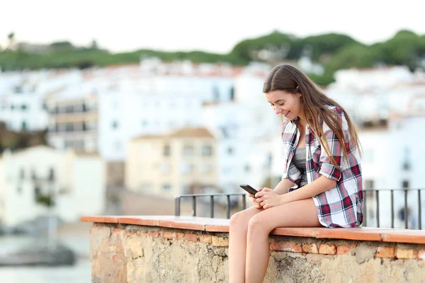 Gelukkig Meisje Controleren Smart Phone Inhoud Zittend Een Richel Een — Stockfoto