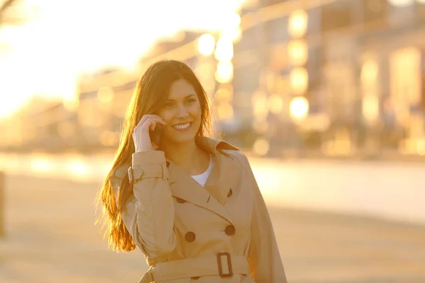 Lycklig Lady Pratar Telefon Sunset Promenader Stadspark — Stockfoto