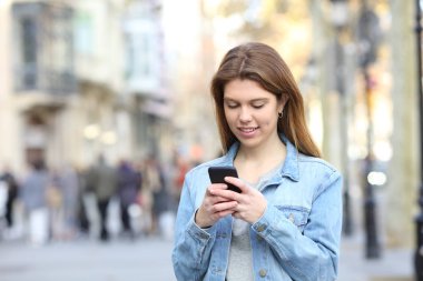 Bir akıllı telefon sokakta mutlu teen manifatura iletilerde portresi