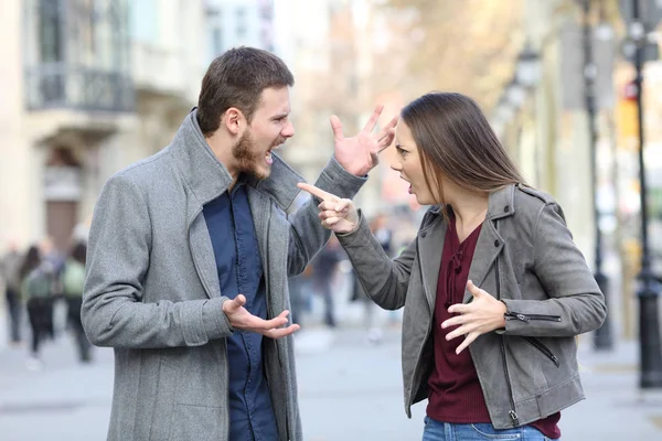 Dühös Pár Vitatkozik Egy Városi Utca Közepén — Stock Fotó