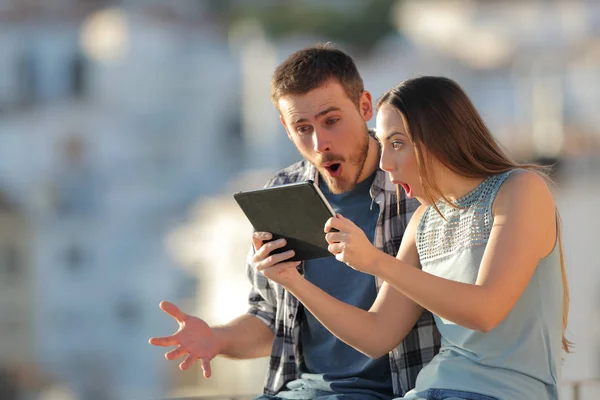 Verblüffte Freunde Finden Online Inhalte Auf Einem Tablet Freien Einer — Stockfoto