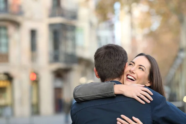 Cuplu Îmbrățișare După Propunerea Căsătorie Stradă Spațiu Copiere — Fotografie, imagine de stoc