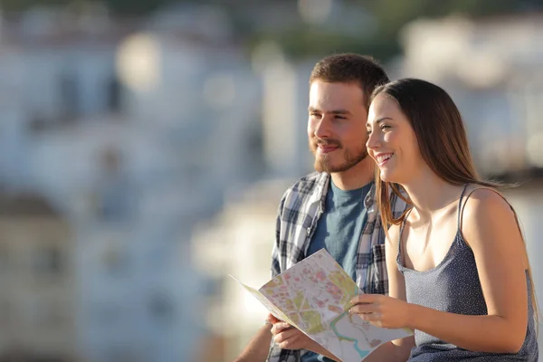 Felices Parejas Turistas Sosteniendo Mapa Papel Contemplando Vistas Pueblo Vacaciones — Foto de Stock