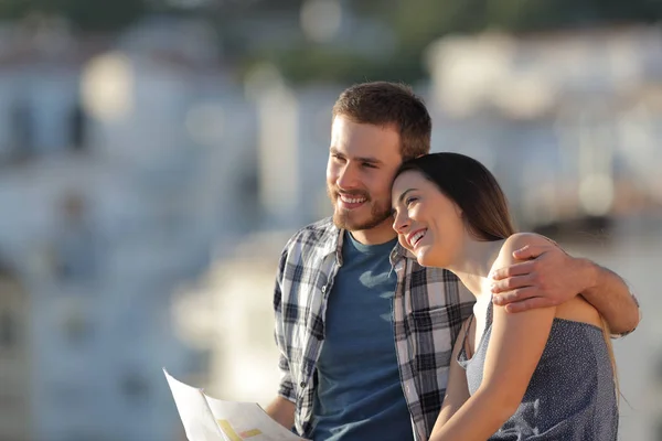 Feliz Pareja Turistas Enamorados Contemplando Vistas Las Afueras Una Ciudad —  Fotos de Stock