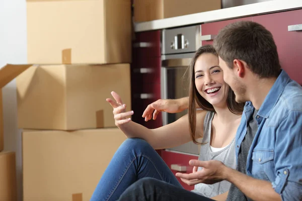 Smiley Couple Moving Home Talking Floor Kitchen — Stock Photo, Image