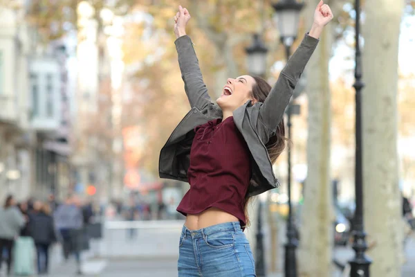 Взволнованная Женщина Прыгающая Улицам Празднующая Успех — стоковое фото