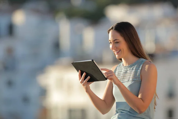 Mujer Feliz Hojeando Contenido Línea Tableta Las Afueras Una Ciudad — Foto de Stock