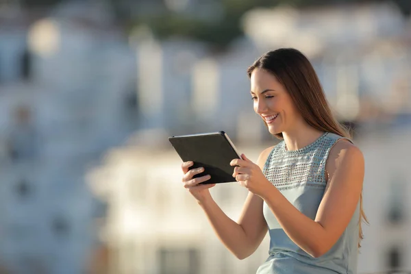 Mujer Feliz Está Viendo Contenido Los Medios Una Tableta Una — Foto de Stock