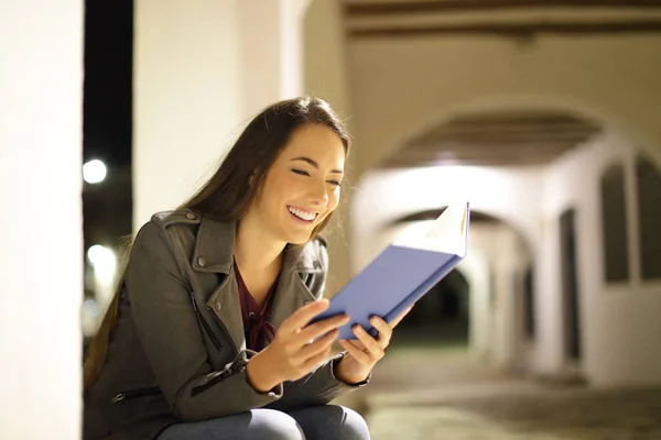 Bonne Femme Lisant Livre Papier Assis Dans Nuit Dans Rue — Photo