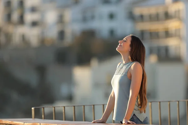 Розслаблена Жінка Місті Дихає Свіжим Повітрям Балкона Сільської Квартири — стокове фото