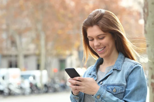 Joyeux Adolescent Fille Textos Sur Téléphone Intelligent Marche Dans Rue — Photo