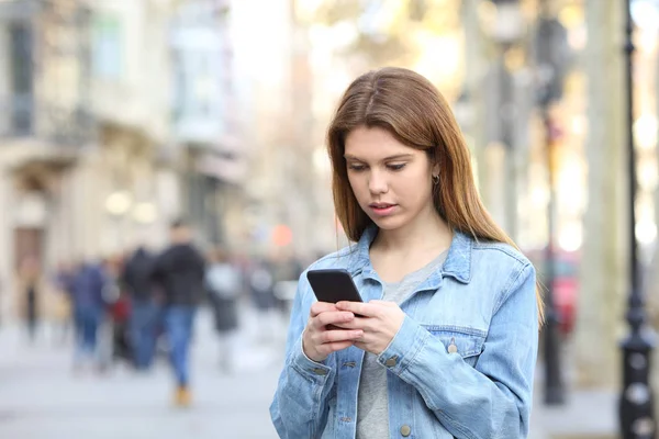 Allvarliga Tonårsflicka Sms Meddelanden Smarttelefon Promenader Gatan — Stockfoto