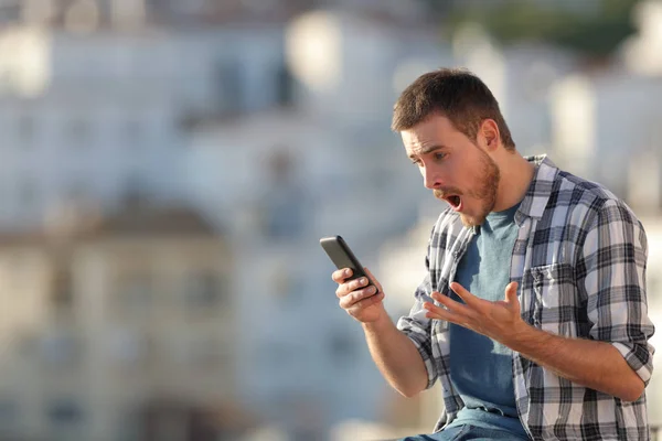 Hombre Sorprendido Revisando Contenido Línea Del Teléfono Inteligente Las Afueras —  Fotos de Stock