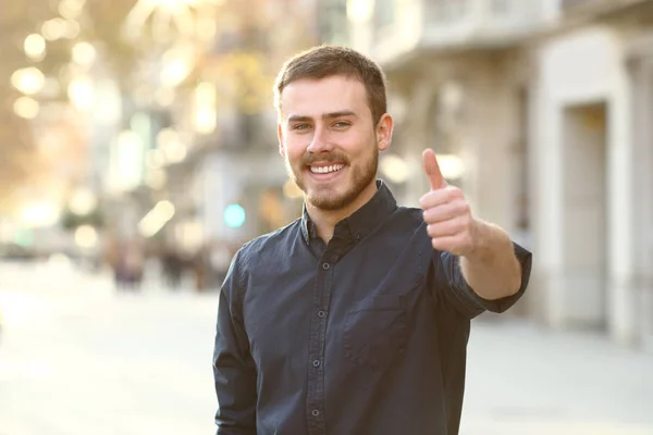 Vue Face Portrait Homme Heureux Dans Rue Les Pouces Levés — Photo