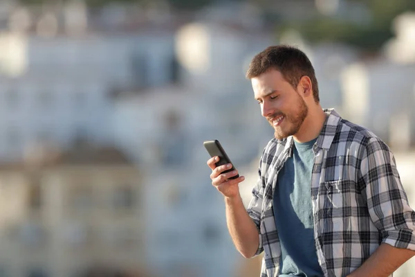 Szczęśliwy Człowiek Sprawdzania Tekstu Inteligentny Telefon Miasteczku Zachodzie Słońca — Zdjęcie stockowe