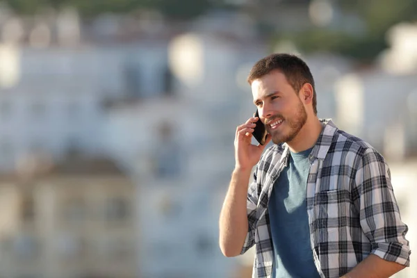 Hombre Feliz Hablando Por Teléfono Inteligente Atardecer Una Ciudad Atardecer — Foto de Stock