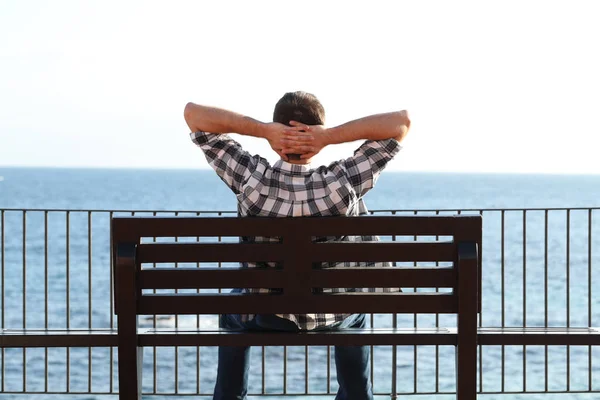 Back View Portrait Man Relaxing Beach Sitting Bench Contemplating Ocean — Stock Photo, Image
