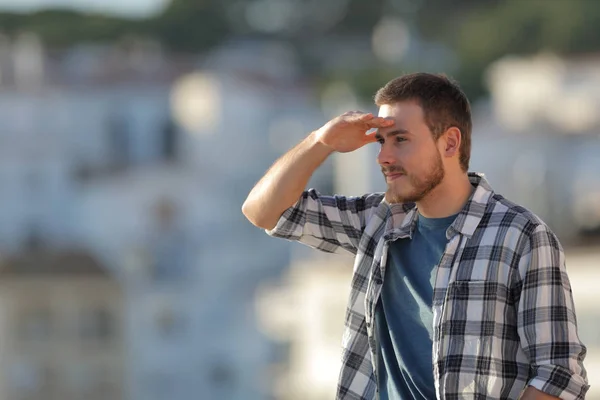 Homme Sérieux Qui Scoute Avec Main Sur Front Regardant Vers — Photo