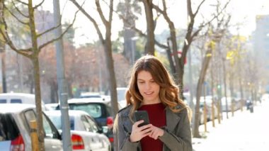 Genç kız iyi online haber sokakta kutlama heyecanlı