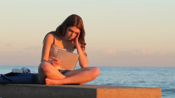 Frustrated Student Studying Difficult Lesson Sitting Bench Beach Sunset — Stock Video