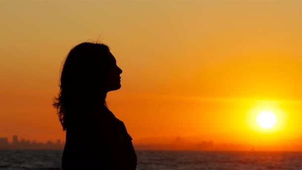 Profil Sylwetka Kobiety Oddychając Świeżym Powietrzem Zachodzie Słońca Plaży — Wideo stockowe