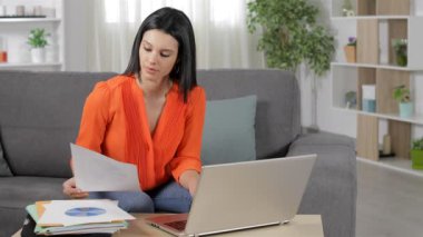 Kendi çevrimiçi karşılaştırma büyüme grafikler ile bir laptop evde çalışan istihdam