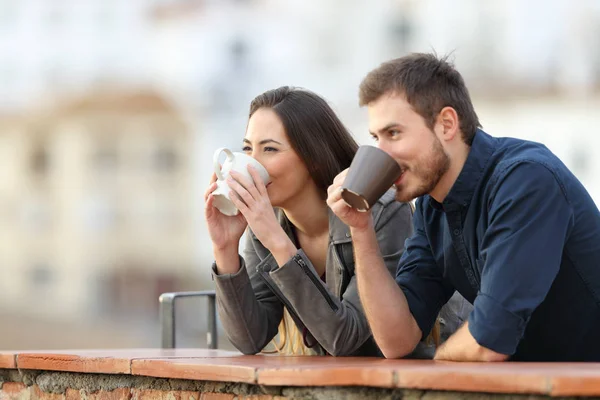 Happy Couple Boire Café Contemplant Vue Extérieur Dans Une Banlieue — Photo