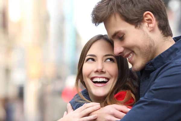 Pareja Feliz Enamorada Abrazándose Mirándose Calle —  Fotos de Stock