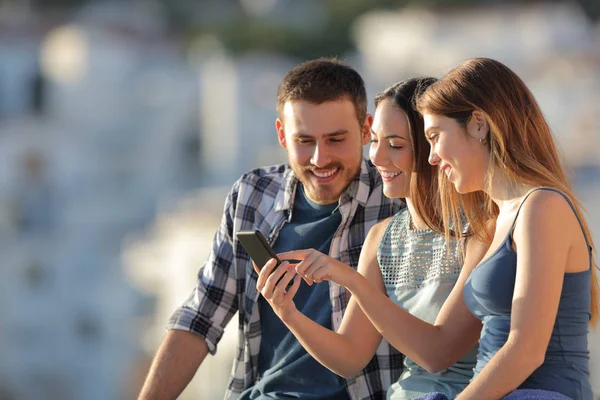 Three Happy Friends Using Smart Phone Town Sunset — Stock Photo, Image