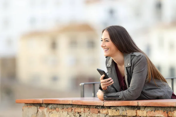 Mujer Feliz Sosteniendo Teléfono Inteligente Contemplando Paisaje Aire Libre Las — Foto de Stock