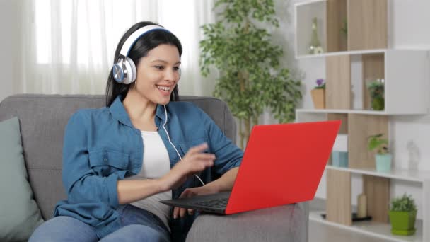 Mulher Feliz Ter Uma Chamada Vídeo Laptop Sentado Sofá Sala — Vídeo de Stock